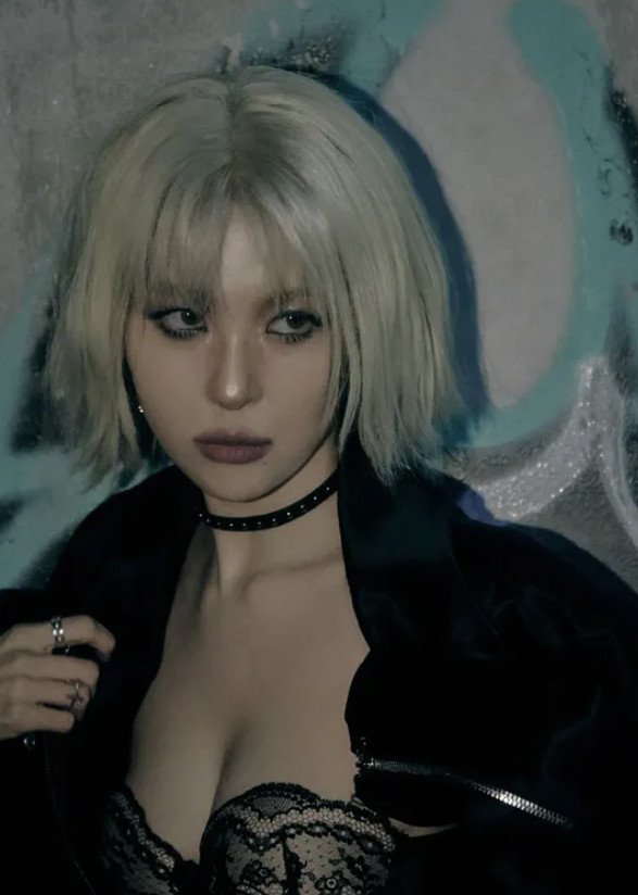 선미, 쓰레기 더미서 글래머 돋보이는 란제리 룩 입고…파격 스모키까지 [N샷]