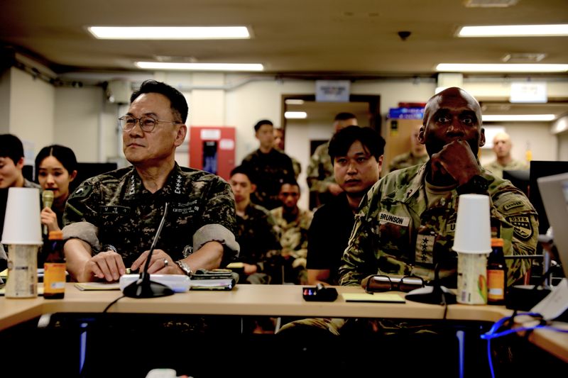 김명수 합참의장(왼쪽)과 제이비어 브런슨 연합사령관이 연합군사정보지원작전구성군사령부를 방문해 작전수행체계를 점검하고 있다. 합참 제공