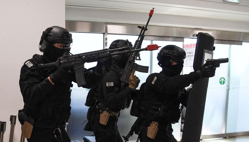 9일 인천항 크루즈터미널에서 을지 자유의 방패(UFS) 연습의 일환으로 진행된 '인천항 통합항만방호훈련'에서 해군 인천해역방어사령부 특수임무대 대원들이 터미널 내부로 진입하고 있다. 해군 제공