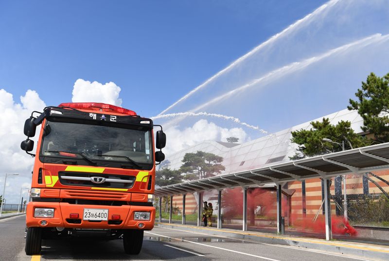 19일 인천항 크루즈터미널에서 을지 자유의 방패(UFS) 연습의 일환으로 진행된 '인천항 통합항만방호훈련'에서 해군 인천해역방어사령부 화생방지원대와 송도 소방서 대원들이 적 무인기 자폭공격으로 발생한 화재를 진압하고 있다. 해군 제공