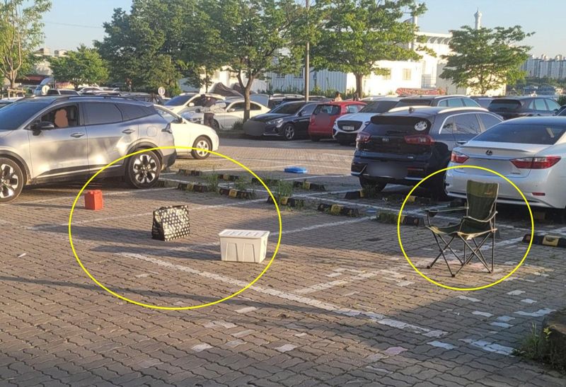“간이의자에 쇼핑백까지...” 불금 한강공원 주차면 5개 점령
