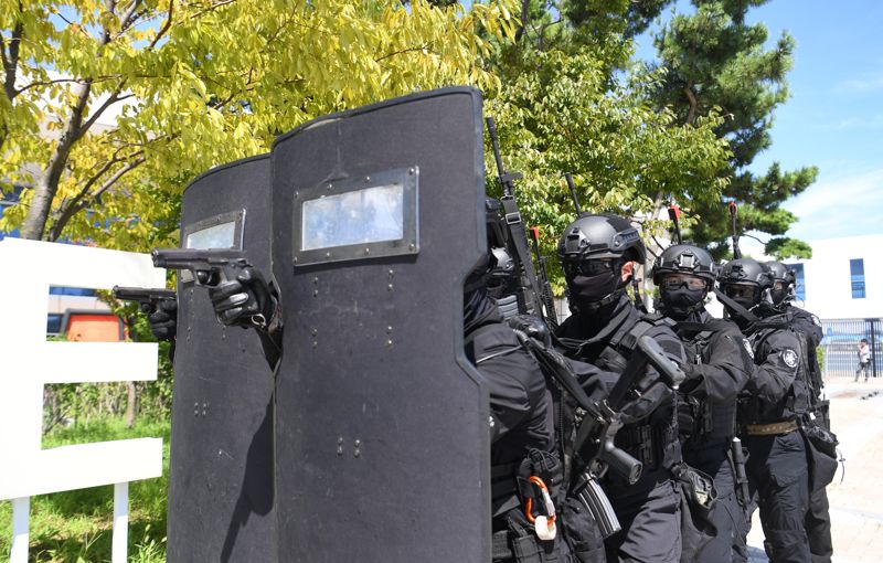 19일 인천항 크루즈터미널에서 을지 자유의 방패(UFS) 연습의 일환으로 진행된 '인천항 통합항만방호훈련'에서 해군 인천해역방어사령부 특수임무대 대원들이 터미널 외부를 수색하며 적 진압작전을 펼치고 있다. 해군 제공