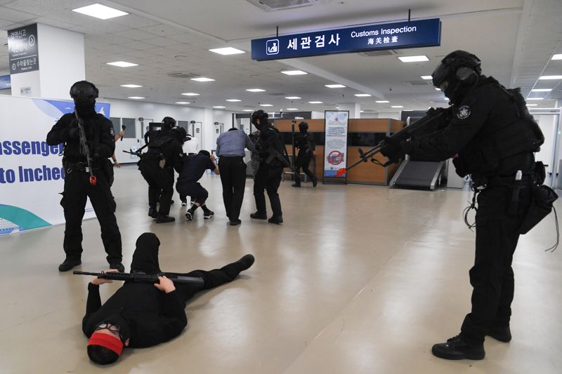 19일 인천항 크루즈터미널에서 을지 자유의 방패(UFS) 연습의 일환으로 진행된 '인천항 통합항만방호훈련'에서 해군 인천해역방어사령부 특수임무대 대원들이 터미널 내부를 수색하며 적 진압작전을 펼치고 있다. 해군 제공