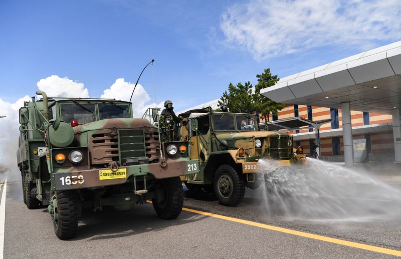 19일 인천항 크루즈터미널에서 을지 자유의 방패(UFS) 연습의 일환으로 진행된 '인천항 통합항만방호훈련'에서 해군 해군 인천해역방어사령부 화생방지원대 대원들이 KM9 제독차(오른쪽)를 활용해 적 드론의 생화학 공격으로 오염된 터미널 일대를 제독하고 있다. 해군 제공