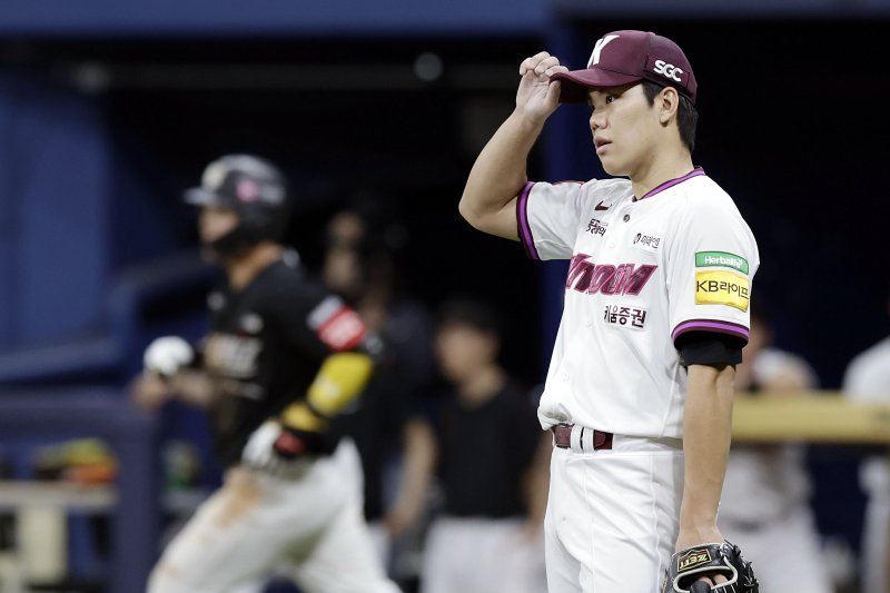 [서울=뉴시스] 최동준 기자 = 23일 서울 구로구 고척스카이돔에서 열린 2025 KBO리그 kt 위즈와 키움 히어로즈의 경기, 6회초 키움 선발 김윤하가 kt 문상철에게 2타점 적시타를 허용한 뒤 아쉬워하고 있다. 2025.05.23. photocdj@newsis.com