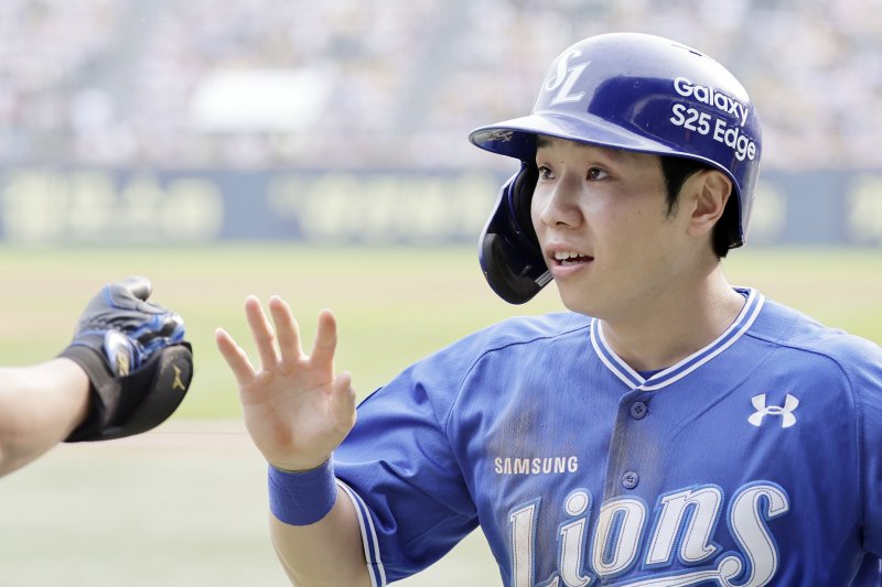 [서울=뉴시스] 최동준 기자 = 1일 서울 송파구 잠실야구장에서 열린 2025 KBO리그 삼성 라이온즈와 LG 트윈스의 경기, 1회초 1사 1, 3루 상황 삼성 디아즈의 희생플라이 때 득점한 김지찬이 구자욱과 하이파이브하고 있다. 2025.06.01. photocdj@newsis.com