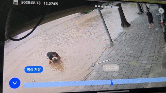 고무장갑 끼고 맨홀 번쩍… 30대 아빠 “두 아들과 아내 위해”