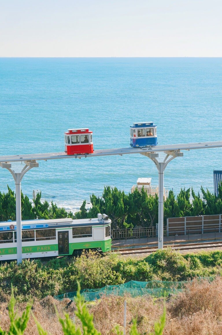 해운대 아름다운 해변 절경을 만끽할 수 있는 해운대블루라인파크 '해변열차'와 '스카이캡슐'이 개장 5년만에 누적 이용객 1000만명을 돌파하는 성과를 거뒀다. 해운대블루라인파크 제공