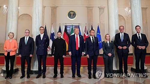 18일 백악관에서 단체 기념사진 찍는 미·우크라·유럽 정상들 (출처=연합뉴스)