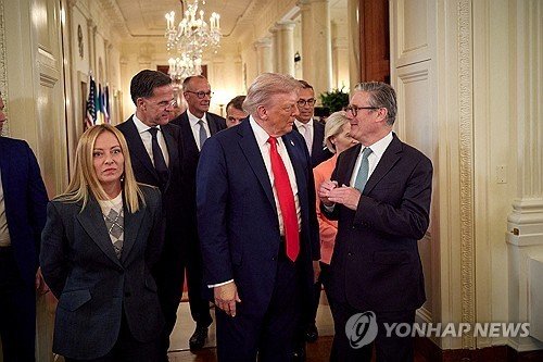 스타머 영국 총리와 이야기하는 트럼프 대통령 (출처=연합뉴스)