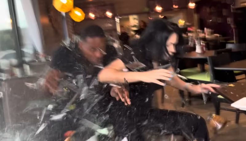 2만 먹방 유튜버 촬영 중 식당 창문 깨고 돌진한 SUV