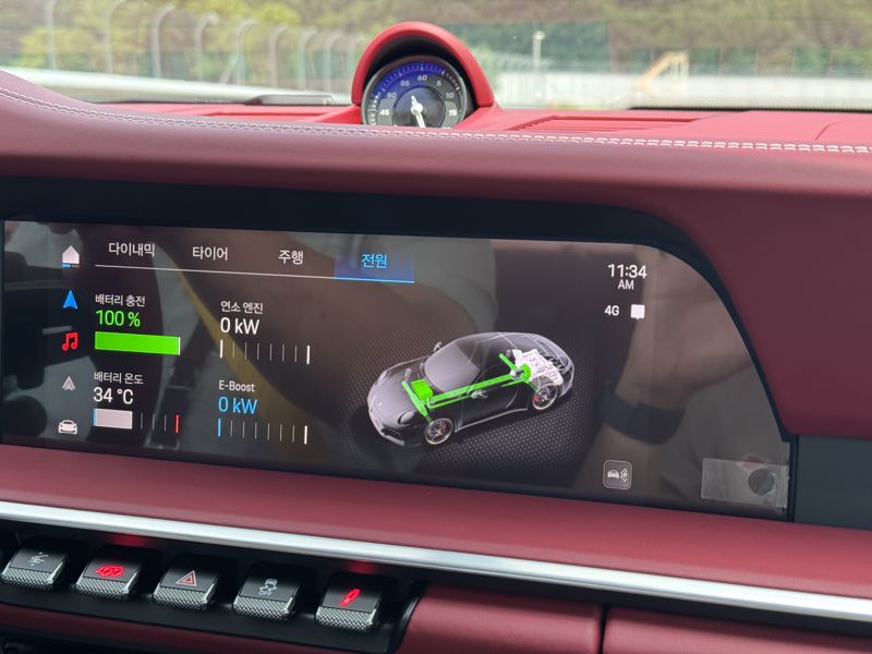 포르쉐 신형 911 GTS 실내에서는 배터리 상태를 실시간으로 확인할 수 있다.. 정원일 기자