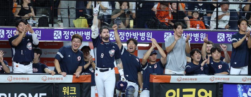 19일 대전 한화생명볼파크에서 열린 프로야구 '2025 신한 SOL 뱅크 KBO리그' 한화이글스 대 두산베어스 경기에서 9회초 두산 이유찬이 정수빈 내야땅볼에 홈에서 세이프 되며 경기를 6대5 역전, 환호하고 있다. ⓒ News1 김기남 기자