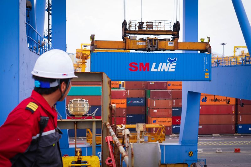 선적 작업 중인 SM상선 컨테이너. SM상선 제공
