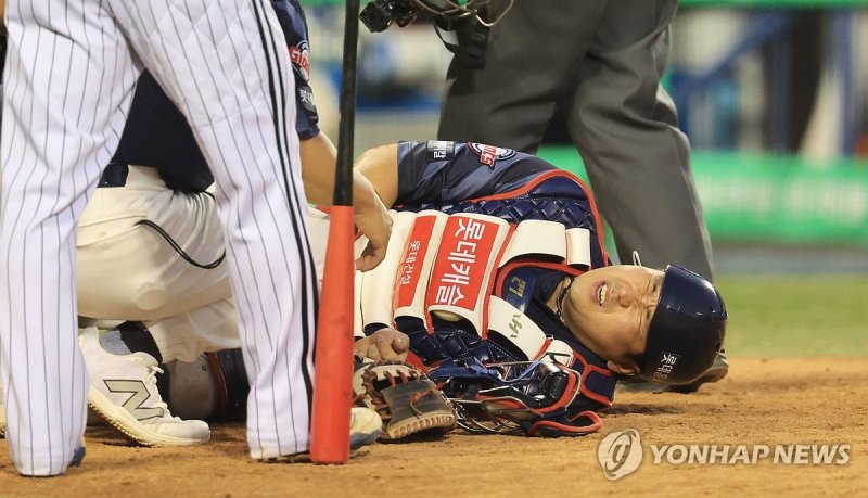 파울타구에 괴로워하는 유강남 (출처=연합뉴스)