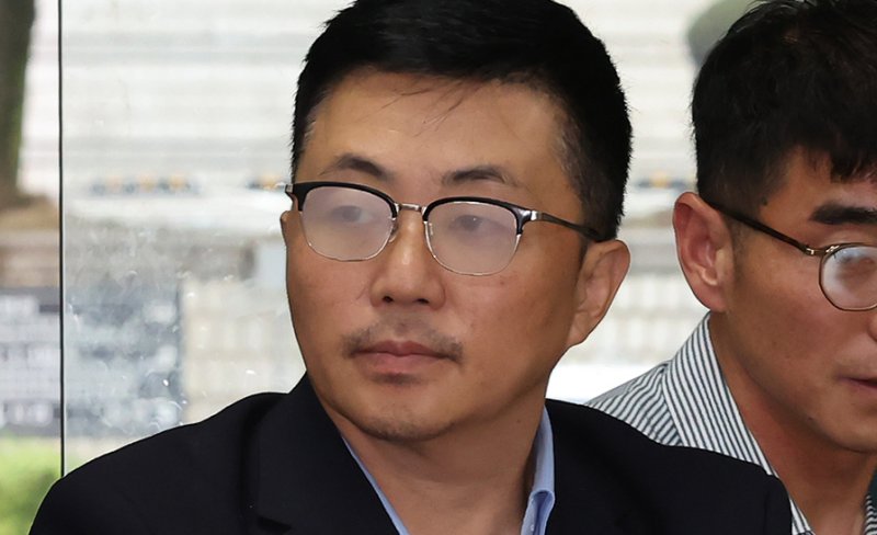 김건희 여사 일가의 집사로 알려진 김예성 씨가 15일 오후 서울 서초구 서웅중앙지법에서 열리는 구속 전 피의자 심문(영장실질심사)에 출석하고 있다. 2025.8.15/뉴스1 ⓒ News1 장수영 기자