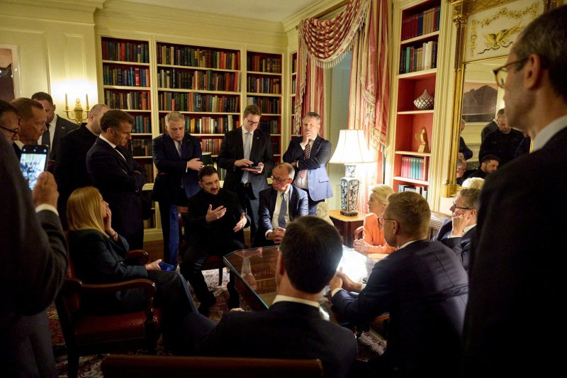 지난 18일(현지시간) 미국 워싱턴DC 백악관에서 검은 셔츠를 입은 볼로디미르 젤렌스키 우크라이나 대통령이 유럽 정상들과 대화하고 있다.로이터연합뉴스