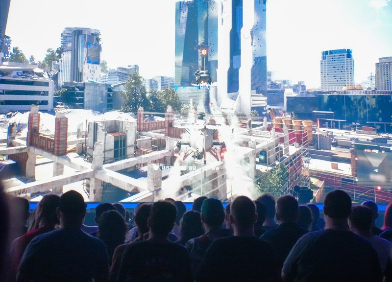 엔씨소프트 '신더시티' 트레일러 관람하는 유럽 관람객들 (출처=연합뉴스)