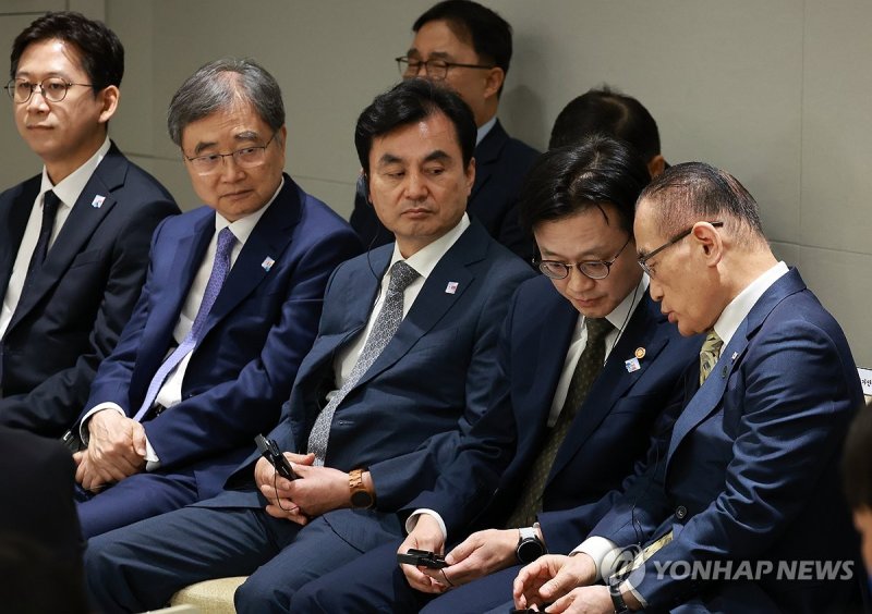 조현 외교부 장관(왼쪽 두 번째)과 안규백 국방부 장관(왼쪽 세 번째) (출처=연합뉴스)