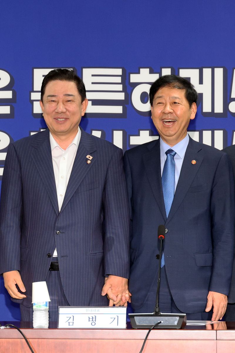 새정부 경제성장전략 당정협의가 20일 국회에서 열렸다. 더불어민주당 김병기 원내대표와 구윤철 경제부총리 겸 기획재정부 장관과 참석자들이 회의에 앞서 기념촬영을 하고있다. 사진=서동일 기자