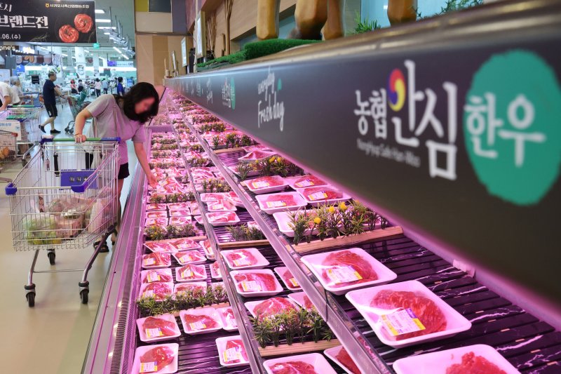 1일 서울 서초구 하나로마트 양재점을 찾은 시민들이 한우를 고르고 있다. 2025.8.1/뉴스1 ⓒ News1 신웅수 기자