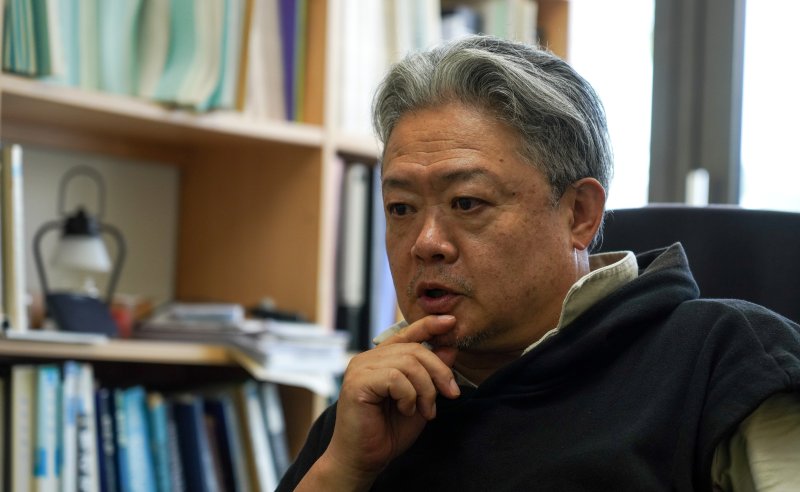 [제주=뉴시스] 우장호 기자 = 강현욱 제주대학교 의과대학 교수가 5일 오후 제주시 아라동 제주대학교 의학전문대학원 4층 교수실에서 뉴시스 제주본부와 인터뷰 도중 잠시 생각에 잠겨 있다. 2025.08.18. woo1223@newsis.com