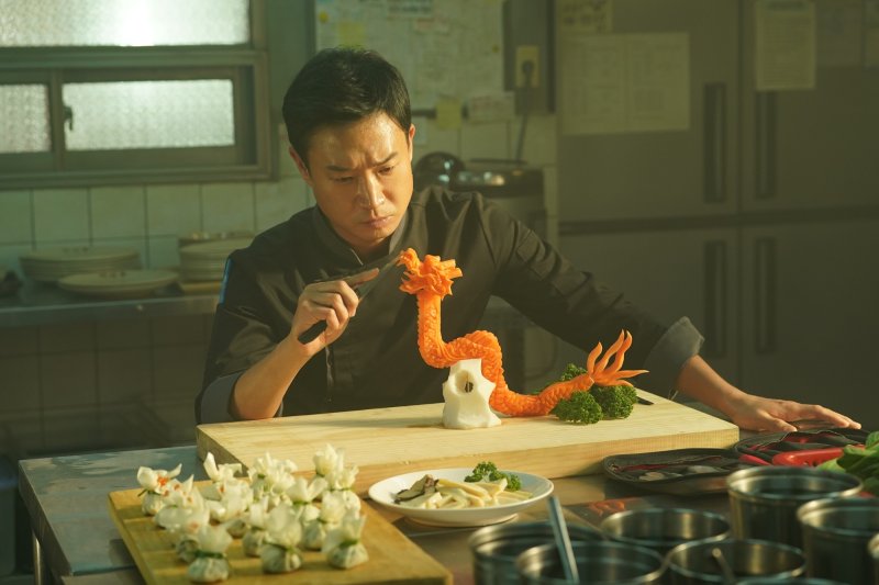 '보스' 조우진, 조폭이야 요리사야? 극과 극 '웃픈' 스틸 [N컷]