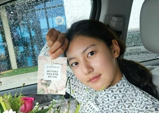 송지아, JYP 계약과 운동 사이 고민 6년 만에 정식 프로골퍼 됐다…KLPGA 정회원