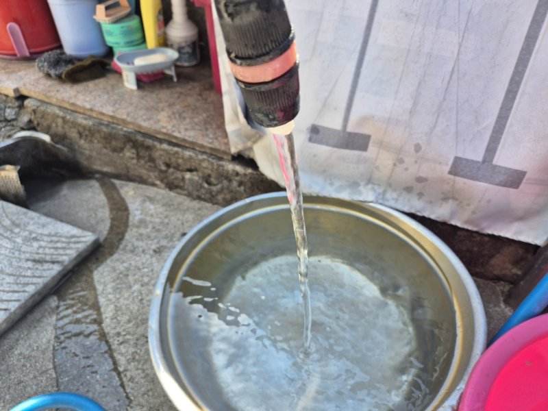 강릉시가 지난 20일부터 세대별 계량기를 최대 50% 잠그는 '제한급수' 조치를 시행하고 있다. 뉴스1