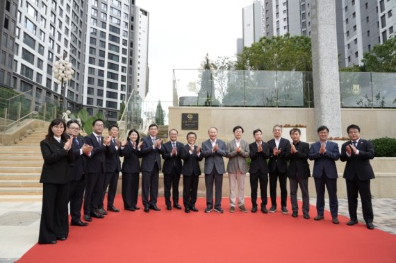 [살기 좋은 아파트 종합대상을 수상한 ‘신검단 로열파크씨티Ⅱ’ 현판 제막식 / DK아시아]