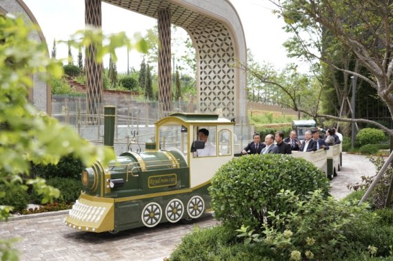 [대한민국 최초 단지 내 조경을 감상하며 투어 가능한 ‘로열 트레인’ / DK아시아]