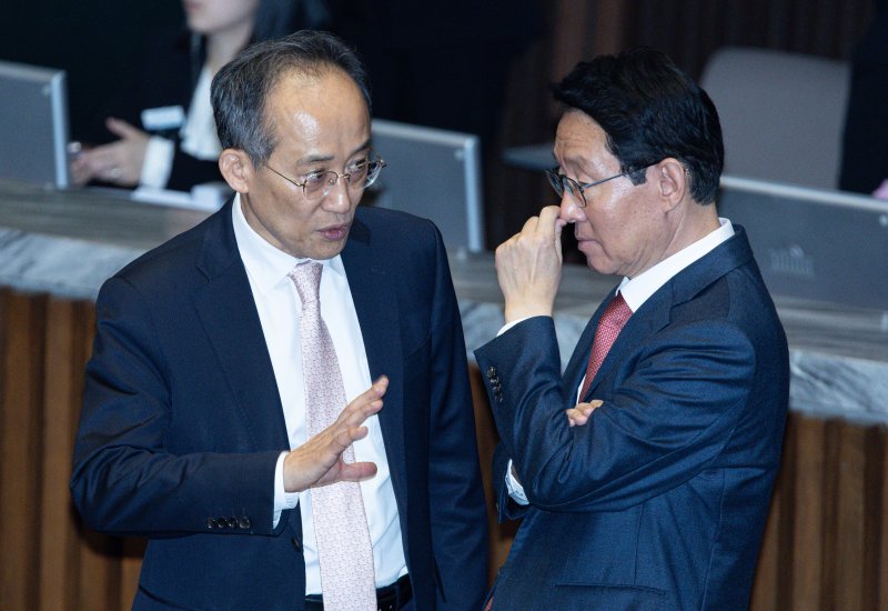 김상훈 당시 국민의힘 정책위의장(오른쪽)과 추경호 의원이 14일 오후 서울 여의도 국회에서 열린 제424회 국회(임시회) 제2차 본회의에서 대화를 나누고 있다. 2025.4.14/뉴스1 ⓒ News1 이재명 기자