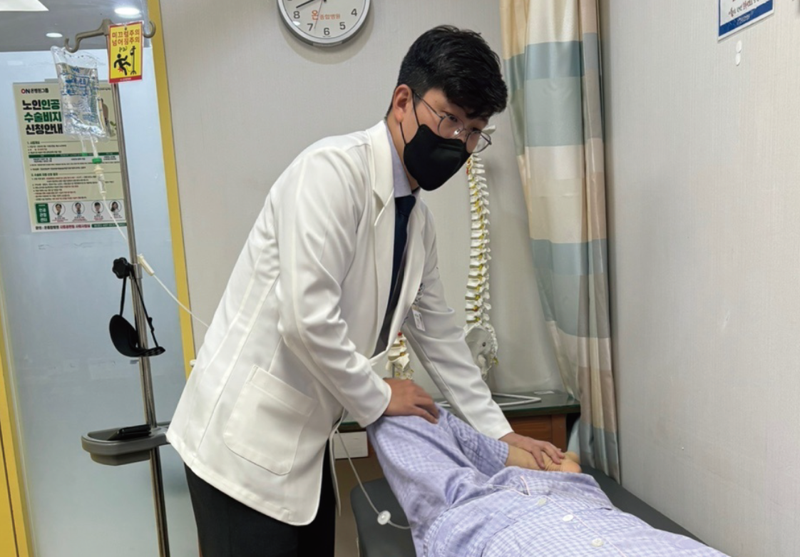 입원환자를 대상으로 회진을 하고 있는 장의찬 온병원 척추관절센터 과장(정형외과 전문의). 온병원 제공