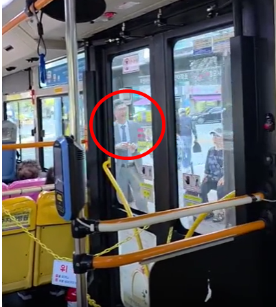 "피청구인 대통령 윤석열을 파면한다" 주인공이 버스정류장에?!