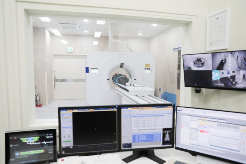 [서울=뉴시스] 한림대동탄성심병원 저선량 흉부 CT 검사 모습. (사진= 한림대동탄성심병원 제공)