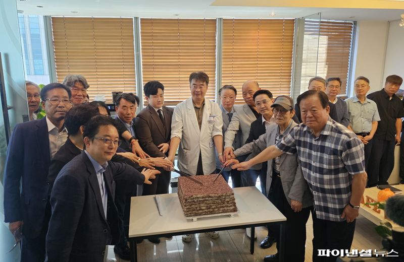 20일 오후 정근안과병원에서 열린 ‘온그룹 경영본부 개소식’에서 온그룹 정근 회장(가운데)을 비롯한 주요 인사들이 기념떡 커팅식을 하며 기념촬영하고 있다. 사진=변옥환 기자