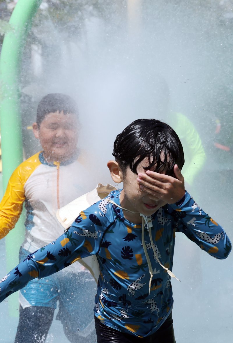 [부산=뉴시스] 하경민 기자 = 부산지역에 폭염경보가 발효 중인 20일 수영구 어린이 워터파크에서 어린이들이 물놀이를 즐기고 있다. 2025.08.20. yulnetphoto@newsis.com