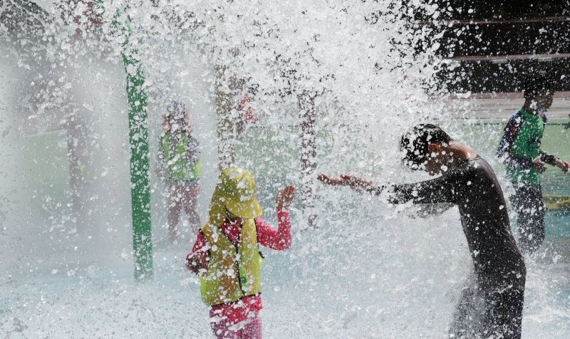 [부산=뉴시스] 하경민 기자 = 부산지역에 폭염경보가 발효 중인 20일 수영구 어린이 워터파크에서 어린이들이 시원한 물벼락을 맞으며 더위를 식히고 있다. 2025.08.20. yulnetphoto@newsis.com