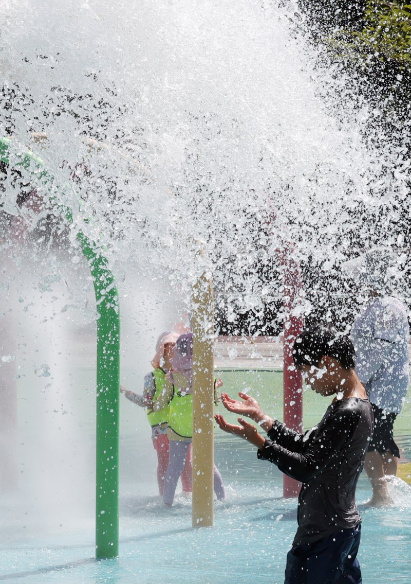 [부산=뉴시스] 하경민 기자 = 부산지역에 폭염경보가 발효 중인 20일 수영구 어린이 워터파크에서 어린이들이 시원한 물벼락을 맞으며 더위를 식히고 있다. 2025.08.20. yulnetphoto@newsis.com