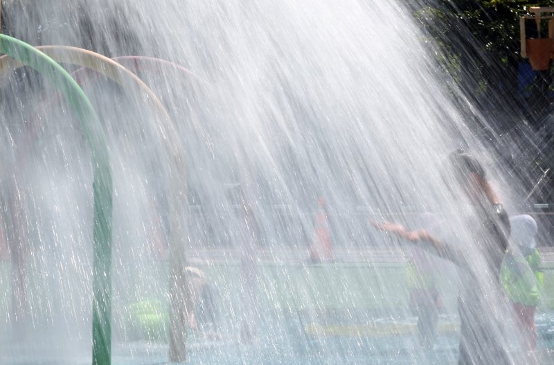 [부산=뉴시스] 하경민 기자 = 부산지역에 폭염경보가 발효 중인 20일 수영구 어린이 워터파크에서 어린이들이 시원한 물벼락을 맞으며 더위를 식히고 있다. 2025.08.20. yulnetphoto@newsis.com