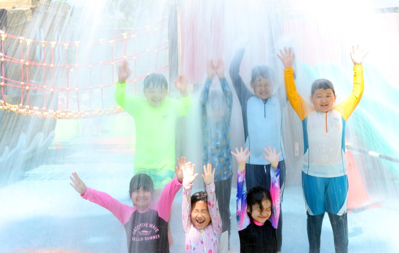 [부산=뉴시스] 하경민 기자 = 부산지역에 폭염경보가 발효 중인 20일 수영구 어린이 워터파크에서 어린이들이 시원한 물벼락을 맞으며 더위를 식히고 있다. 2025.08.20. yulnetphoto@newsis.com