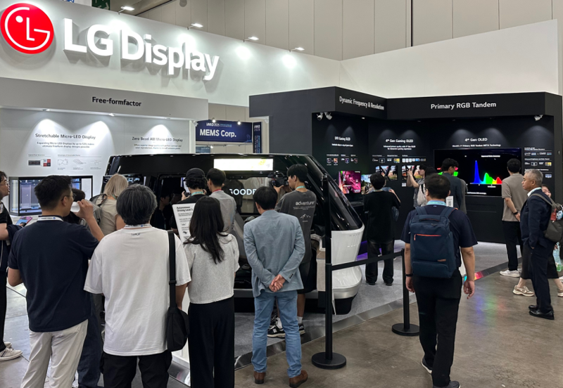 20일 부산 벡스코에서 열린 '제25회 국제정보디스플레이학술대회'(IMID 2025)에 방문한 관람객들이 LG디스플레이 부스를 둘러보고 있다. LG디스플레이 제공