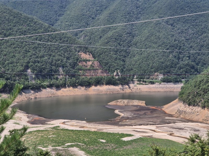 최근 극심한 가뭄을 겪고 있는 강원 강릉시 성산면 오봉리 오봉저수지와 일대 하천의 바닥이 드러나 있다. (뉴스1 DB) ⓒ News1 윤왕근 기자