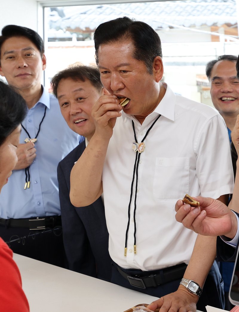 [경주=뉴시스] 이무열 기자 = 정청래 더불어민주당 대표가 20일 경북 경주시 황리단길을 찾아 경주빵을 맛보고 있다. 2025.08.20. lmy@newsis.com