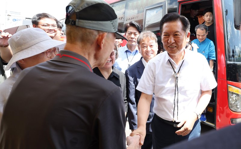 [경주=뉴시스] 이무열 기자 = 정청래 더불어민주당 대표가 20일 경북 경주시 황리단길을 찾아 시민들과 인사하고 있다. 2025.08.20. lmy@newsis.com