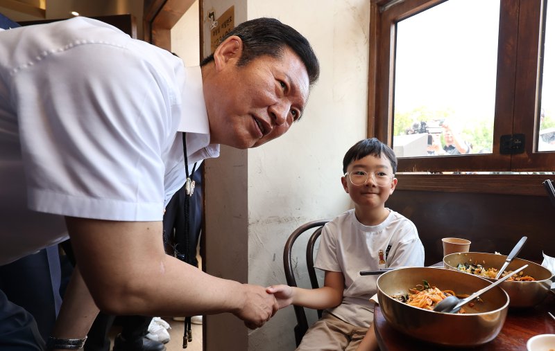 [경주=뉴시스] 이무열 기자 = 정청래 더불어민주당 대표가 20일 경북 경주시 황리단길 한 식당에서 어린이와 악수하고 있다. 2025.08.20. lmy@newsis.com