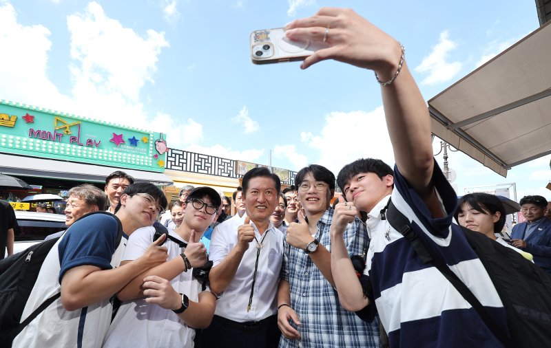 [경주=뉴시스] 이무열 기자 = 정청래 더불어민주당 대표가 20일 경북 경주시 황리단길을 찾아 청년들과 기념촬영을 하고 있다. 2025.08.20. lmy@newsis.com