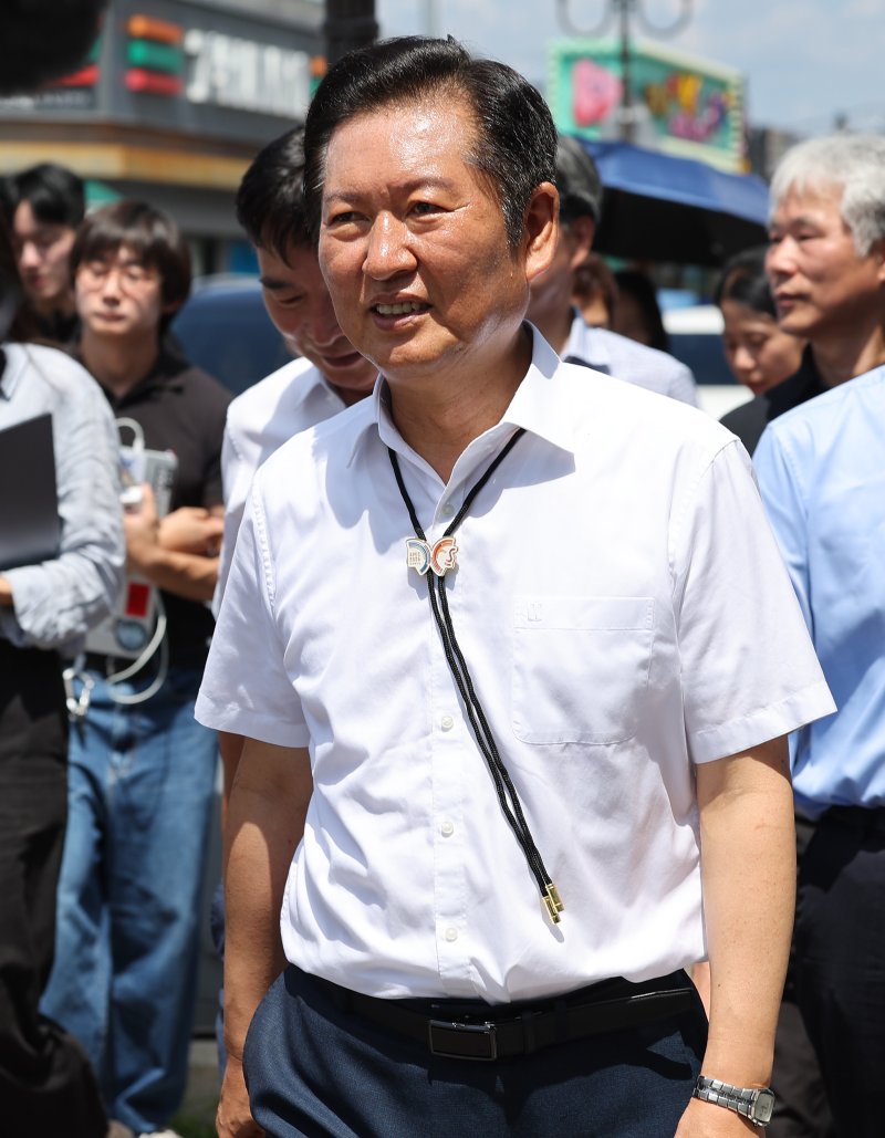 [경주=뉴시스] 이무열 기자 = 정청래 더불어민주당 대표가 20일 경북 경주시 황리단길을 찾아 이동하고 있다. 2025.08.20. lmy@newsis.com