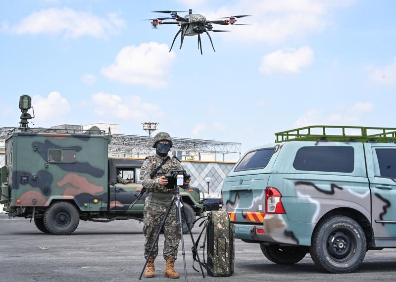 육군은 '25년 UFS/TIGER의 일환으로 20일, 울산항 5부두 일대에서 '울산항 통합방호훈련'을 실시했다. 이번 훈련은 민·관·군·경·소방 등 통합방위요소 간의 유기적인 협조체계 강화와 국가중요시설 방호능력 향상을 위해 계획되었다. 사진은 53사단 장병이 검문에 불응하고 울산항으로 접근중인 미상 선박을 추적하기 위해서 정찰드론을 이륙시키는 모습. 육군 제공