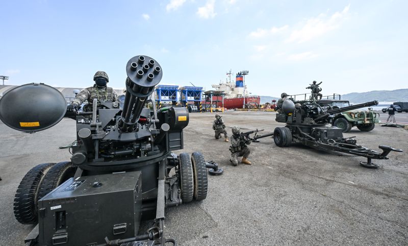 육군은 '25년 UFS/TIGER의 일환으로 20일, 울산항 5부두 일대에서 '울산항 통합방호훈련'을 실시했다. 이번 훈련은 민·관·군·경·소방 등 통합방위요소 간의 유기적인 협조체계 강화와 국가중요시설 방호능력 향상을 위해 계획되었다. 사진은 53사단 장병들이 20mm 발칸포를 활용해 군집드론 공격에 대응하는 모습. 육군 제공